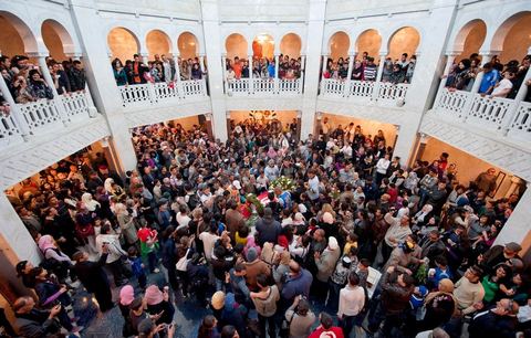 Après la cérémonie officielle, les monastiriens réinvestissent le Mausolée Habib Bourguiba pour commémorer et prier leur "Père de la Nation" lors Commémoration du 11ème anniversaire de Habib Bourguiba, le père de la Nation, au mausolée Habib Bourguiba à Monastir le 6 avril 2011