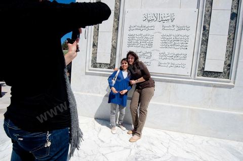 Après la cérémonie officielle, les monastiriens réinvestissent le Mausolée Habib Bourguiba pour commémorer et prier leur "Père de la Nation" lors Commémoration du 11ème anniversaire de Habib Bourguiba, le père de la Nation, au mausolée Habib Bourguiba à Monastir le 6 avril 2011