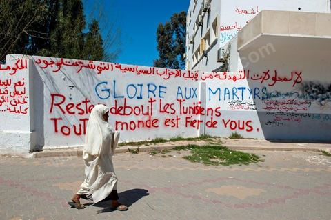 Graffiti et slogan sur les murs de la rue principale de Sidi Bouzid.