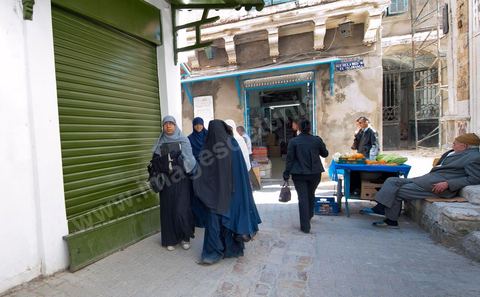 Femme en Niqab le vendredi dans la medina de Tunis