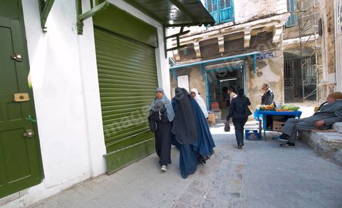 Femme en Niqab le vendredi dans la medina de Tunis