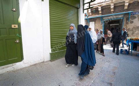 Femme en Niqab le vendredi dans la medina de Tunis