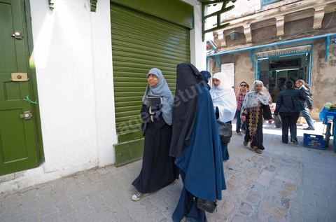 Femme en Niqab le vendredi dans la medina de Tunis