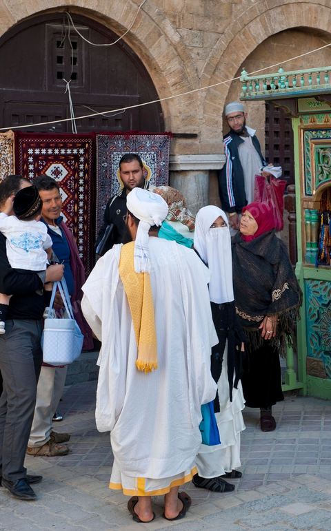 Couple d'Islamiste, homme barbue en tenue de Cheikh et femme en Niqab, le vendredi devant l'entrée de la Grande Mosquée Jamaa ez Zitouna  dans la medina de Tunis