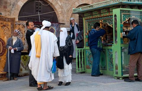 Couple d'Islamiste, homme barbue en tenue de Cheikh et femme en Niqab, le vendredi devant l'entrée de la Grande Mosquée Jamaa ez Zitouna  dans la medina de Tunis