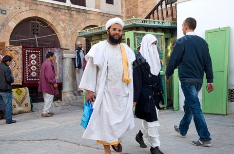 Couple d'Islamiste, homme barbue en tenue de Cheikh et femme en Niqab, le vendredi devant l'entrée de la Grande Mosquée Jamaa ez Zitouna  dans la medina de Tunis