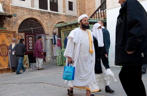 Couple d'Islamiste, homme barbue en tenue de Cheikh et femme en Niqab, le vendredi devant l'entrée de la Grande Mosquée Jamaa ez Zitouna  dans la medina de Tunis