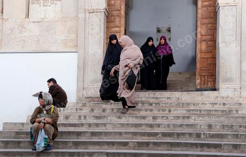 Femmes en Niqab à l'entrée principale de la Grande Mosquée Jamaa ez Zitouna le vendredi à l'heure de la grande prière dans la medina de Tunis