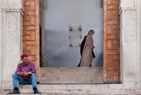 Femmes en Niqab à l'entrée principale de la Grande Mosquée Jamaa ez Zitouna le vendredi à l'heure de la grande prière dans la medina de Tunis