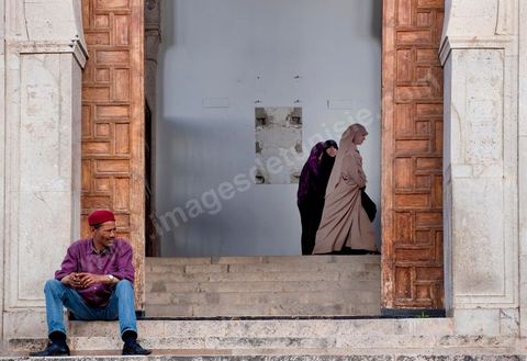 Femmes en Niqab à l'entrée principale de la Grande Mosquée Jamaa ez Zitouna le vendredi à l'heure de la grande prière dans la medina de Tunis