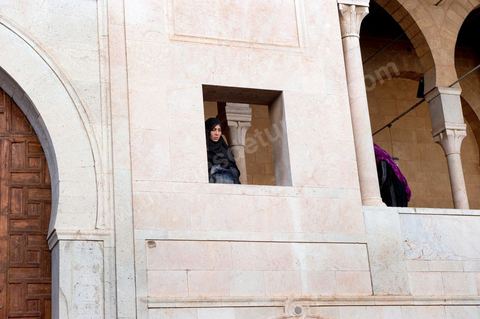 Femmes en Niqab à l'entrée principale de la Grande Mosquée Jamaa ez Zitouna le vendredi à l'heure de la grande prière dans la medina de Tunis