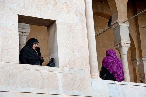 Femmes en Niqab à l'entrée principale de la Grande Mosquée Jamaa ez Zitouna le vendredi à l'heure de la grande prière dans la medina de Tunis