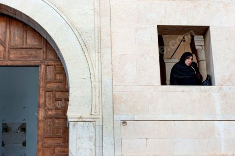 Femmes en Niqab à l'entrée principale de la Grande Mosquée Jamaa ez Zitouna le vendredi à l'heure de la grande prière dans la medina de Tunis