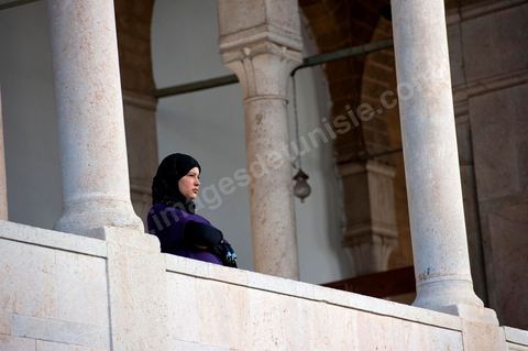 Femme voilée de noire dans la grande mosquée Jemaa ez Zitouna Le vendredi dans la medina de Tunis