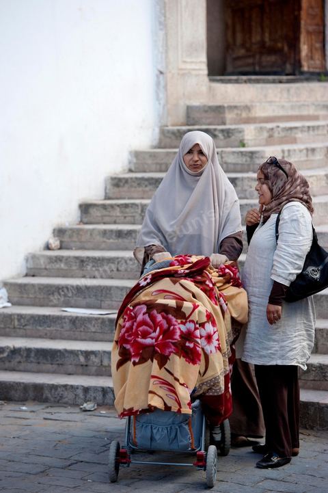 Femme en niqab devant la grande mosquée Jemaa ez Zitouna Le vendredi dans la medina de Tunis