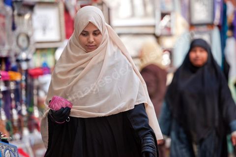 Femmes voilées d'un niqab dans les souks de la medina de Tunis le vendredi