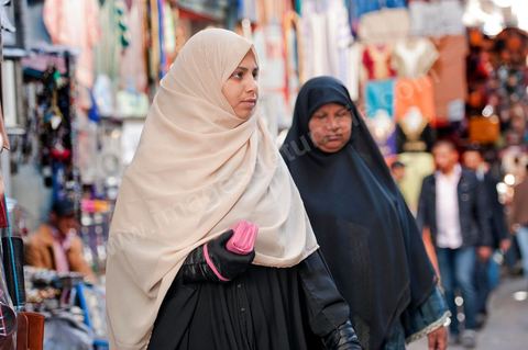 Femmes voilées d'un niqab dans les souks de la medina de Tunis le vendredi
