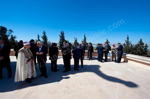 Les membres du Gouvernement, Ministres et Secrétaires d'Etat. Une cérémonie a été organisée, samedi matin, au carré des martyrs de Séjoumi, à l'occasion de la commémoration des événements du 9 avril 1938.Présidée par M. Foued Mebazaa, président de la République par intérim, cette cérémonie est une occasion pour rendre hommage à tous ceux qui se sont sacrifiés pour l'Indépendance et la souveraineté de la Patrie.M. Foued Mebazaa a salué le drapeau au son de l'hymne national et passé en revue un détachement des trois armes qui lui rendait les honneurs.Il a, ensuite, déposé une gerbe de fleurs au pied du mémorial des martyrs, avant de réciter la Fatiha à leur mémoire.Ont assisté à la cérémonie, tous les membres du Gouvernement provisoire, dont en premier lieu le Premier ministre, le Mufti de la République ainsi que plusieurs hauts Officiers de l'Armée nationale.