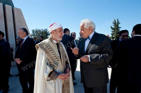 Les membres du Gouvernement, Ministres et Secrétaires d'Etat. Une cérémonie a été organisée, samedi matin, au carré des martyrs de Séjoumi, à l'occasion de la commémoration des événements du 9 avril 1938.Présidée par M. Foued Mebazaa, président de la République par intérim, cette cérémonie est une occasion pour rendre hommage à tous ceux qui se sont sacrifiés pour l'Indépendance et la souveraineté de la Patrie.M. Foued Mebazaa a salué le drapeau au son de l'hymne national et passé en revue un détachement des trois armes qui lui rendait les honneurs.Il a, ensuite, déposé une gerbe de fleurs au pied du mémorial des martyrs, avant de réciter la Fatiha à leur mémoire.Ont assisté à la cérémonie, tous les membres du Gouvernement provisoire, dont en premier lieu le Premier ministre, le Mufti de la République ainsi que plusieurs hauts Officiers de l'Armée nationale.