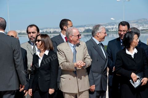Les membres du Gouvernement, Ministres et Secrétaires d'Etat. Une cérémonie a été organisée, samedi matin, au carré des martyrs de Séjoumi, à l'occasion de la commémoration des événements du 9 avril 1938.Présidée par M. Foued Mebazaa, président de la République par intérim, cette cérémonie est une occasion pour rendre hommage à tous ceux qui se sont sacrifiés pour l'Indépendance et la souveraineté de la Patrie.M. Foued Mebazaa a salué le drapeau au son de l'hymne national et passé en revue un détachement des trois armes qui lui rendait les honneurs.Il a, ensuite, déposé une gerbe de fleurs au pied du mémorial des martyrs, avant de réciter la Fatiha à leur mémoire.Ont assisté à la cérémonie, tous les membres du Gouvernement provisoire, dont en premier lieu le Premier ministre, le Mufti de la République ainsi que plusieurs hauts Officiers de l'Armée nationale.