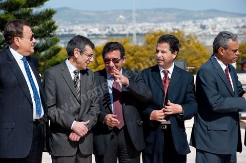Les membres du Gouvernement, Ministres et Secrétaires d'Etat. Une cérémonie a été organisée, samedi matin, au carré des martyrs de Séjoumi, à l'occasion de la commémoration des événements du 9 avril 1938.Présidée par M. Foued Mebazaa, président de la République par intérim, cette cérémonie est une occasion pour rendre hommage à tous ceux qui se sont sacrifiés pour l'Indépendance et la souveraineté de la Patrie.M. Foued Mebazaa a salué le drapeau au son de l'hymne national et passé en revue un détachement des trois armes qui lui rendait les honneurs.Il a, ensuite, déposé une gerbe de fleurs au pied du mémorial des martyrs, avant de réciter la Fatiha à leur mémoire.Ont assisté à la cérémonie, tous les membres du Gouvernement provisoire, dont en premier lieu le Premier ministre, le Mufti de la République ainsi que plusieurs hauts Officiers de l'Armée nationale.