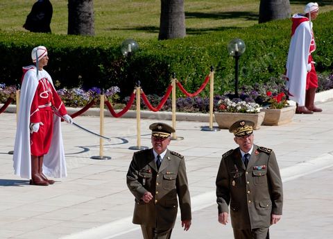 Arrivée du Général Rachid Ammar. Une cérémonie a été organisée, samedi matin, au carré des martyrs de Séjoumi, à l'occasion de la commémoration des événements du 9 avril 1938.Présidée par M. Foued Mebazaa, président de la République par intérim, cette cérémonie est une occasion pour rendre hommage à tous ceux qui se sont sacrifiés pour l'Indépendance et la souveraineté de la Patrie.M. Foued Mebazaa a salué le drapeau au son de l'hymne national et passé en revue un détachement des trois armes qui lui rendait les honneurs.Il a, ensuite, déposé une gerbe de fleurs au pied du mémorial des martyrs, avant de réciter la Fatiha à leur mémoire.Ont assisté à la cérémonie, tous les membres du Gouvernement provisoire, dont en premier lieu le Premier ministre, le Mufti de la République ainsi que plusieurs hauts Officiers de l'Armée nationale.