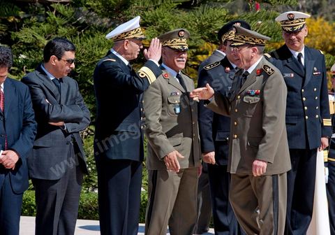 Arrivée du Général Rachid Ammar qui salue les généraux des armées tunsiennes. Une cérémonie a été organisée, samedi matin, au carré des martyrs de Séjoumi, à l'occasion de la commémoration des événements du 9 avril 1938.Présidée par M. Foued Mebazaa, président de la République par intérim, cette cérémonie est une occasion pour rendre hommage à tous ceux qui se sont sacrifiés pour l'Indépendance et la souveraineté de la Patrie.M. Foued Mebazaa a salué le drapeau au son de l'hymne national et passé en revue un détachement des trois armes qui lui rendait les honneurs.Il a, ensuite, déposé une gerbe de fleurs au pied du mémorial des martyrs, avant de réciter la Fatiha à leur mémoire.Ont assisté à la cérémonie, tous les membres du Gouvernement provisoire, dont en premier lieu le Premier ministre, le Mufti de la République ainsi que plusieurs hauts Officiers de l'Armée nationale.