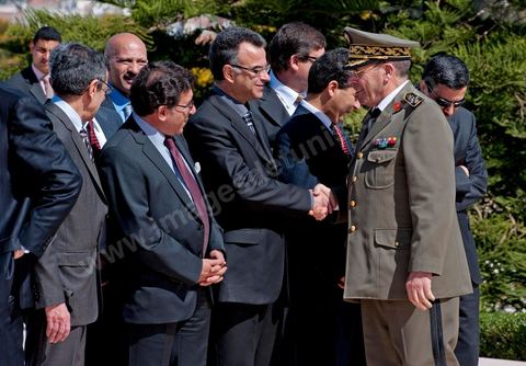 Arrivée du Général Rachid Ammar qui salue les membres du Gouvernement. Une cérémonie a été organisée, samedi matin, au carré des martyrs de Séjoumi, à l'occasion de la commémoration des événements du 9 avril 1938.Présidée par M. Foued Mebazaa, président de la République par intérim, cette cérémonie est une occasion pour rendre hommage à tous ceux qui se sont sacrifiés pour l'Indépendance et la souveraineté de la Patrie.M. Foued Mebazaa a salué le drapeau au son de l'hymne national et passé en revue un détachement des trois armes qui lui rendait les honneurs.Il a, ensuite, déposé une gerbe de fleurs au pied du mémorial des martyrs, avant de réciter la Fatiha à leur mémoire.Ont assisté à la cérémonie, tous les membres du Gouvernement provisoire, dont en premier lieu le Premier ministre, le Mufti de la République ainsi que plusieurs hauts Officiers de l'Armée nationale.
