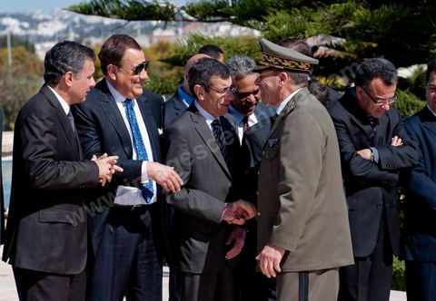 Arrivée du Général Rachid Ammar qui salue les membres du Gouvernement. Une cérémonie a été organisée, samedi matin, au carré des martyrs de Séjoumi, à l'occasion de la commémoration des événements du 9 avril 1938.Présidée par M. Foued Mebazaa, président de la République par intérim, cette cérémonie est une occasion pour rendre hommage à tous ceux qui se sont sacrifiés pour l'Indépendance et la souveraineté de la Patrie.M. Foued Mebazaa a salué le drapeau au son de l'hymne national et passé en revue un détachement des trois armes qui lui rendait les honneurs.Il a, ensuite, déposé une gerbe de fleurs au pied du mémorial des martyrs, avant de réciter la Fatiha à leur mémoire.Ont assisté à la cérémonie, tous les membres du Gouvernement provisoire, dont en premier lieu le Premier ministre, le Mufti de la République ainsi que plusieurs hauts Officiers de l'Armée nationale.