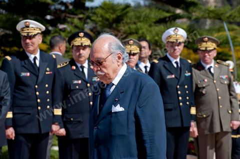 Le Président par interim Foued Mbazaa sous fond des généraux des armées tunisiennes dont le Général Rachid Ammar. Une cérémonie a été organisée, samedi matin, au carré des martyrs de Séjoumi, à l'occasion de la commémoration des événements du 9 avril 1938.Présidée par M. Foued Mebazaa, président de la République par intérim, cette cérémonie est une occasion pour rendre hommage à tous ceux qui se sont sacrifiés pour l'Indépendance et la souveraineté de la Patrie.M. Foued Mebazaa a salué le drapeau au son de l'hymne national et passé en revue un détachement des trois armes qui lui rendait les honneurs.Il a, ensuite, déposé une gerbe de fleurs au pied du mémorial des martyrs, avant de réciter la Fatiha à leur mémoire.Ont assisté à la cérémonie, tous les membres du Gouvernement provisoire, dont en premier lieu le Premier ministre, le Mufti de la République ainsi que plusieurs hauts Officiers de l'Armée nationale.