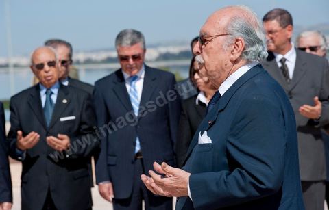Le Président par interim Foued Mbazaa priant sous fond des membres du Gouvernement provisoire. Une cérémonie a été organisée, samedi matin, au carré des martyrs de Séjoumi, à l'occasion de la commémoration des événements du 9 avril 1938.Présidée par M. Foued Mebazaa, président de la République par intérim, cette cérémonie est une occasion pour rendre hommage à tous ceux qui se sont sacrifiés pour l'Indépendance et la souveraineté de la Patrie.M. Foued Mebazaa a salué le drapeau au son de l'hymne national et passé en revue un détachement des trois armes qui lui rendait les honneurs.Il a, ensuite, déposé une gerbe de fleurs au pied du mémorial des martyrs, avant de réciter la Fatiha à leur mémoire.Ont assisté à la cérémonie, tous les membres du Gouvernement provisoire, dont en premier lieu le Premier ministre, le Mufti de la République ainsi que plusieurs hauts Officiers de l'Armée nationale.