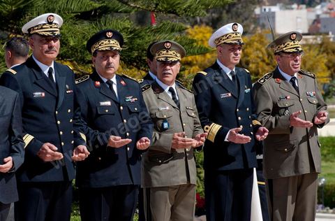 Generals of the Tunisian Army, including General Ammar, praying in tribute to the martyrs. A ceremony was held on Saturday morning at the Séjoumi Martyrs’ Cemetery to commemorate the events of April 9, 1938.Presided over by Mr. Foued Mebazaa, interim President of the Republic, this ceremony served as an opportunity to pay tribute to all those who sacrificed themselves for the independence and sovereignty of the homeland.Mr. Foued Mebazaa saluted the flag to the strains of the national anthem and reviewed a detachment of the three branches of the armed forces that rendered him honors.He then laid a wreath at the foot of the martyrs’ memorial before reciting the Fatiha in their memory.The ceremony was attended by all members of the Provisional Government, including, foremost among them, the Prime Minister, the Mufti of the Republic, and several high-ranking officers of the National Army.

