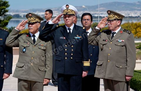 Generals of the Tunisian Army, including General Ammar, paid tribute to the martyrs. A ceremony was held on Saturday morning at the Séjoumi Martyrs’ Square to commemorate the events of April 9, 1938.Presided over by Mr. Foued Mebazaa, interim President of the Republic, this ceremony was an opportunity to pay tribute to all those who sacrificed themselves for the independence and sovereignty of the homeland.Mr. Foued Mebazaa saluted the flag to the strains of the national anthem and reviewed a detachment from the three branches of the armed forces that rendered him honors.He then laid a wreath at the foot of the martyrs’ memorial before reciting the Fatiha in their memory.The ceremony was attended by all members of the Provisional Government, including, foremost among them, the Prime Minister, the Mufti of the Republic, and several high-ranking officers of the National Army.


