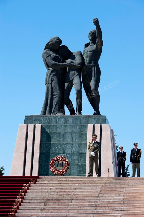 A ceremony was held on Saturday morning at the Séjoumi Martyrs’ Square to commemorate the events of April 9, 1938.Presided over by Mr. Foued Mebazaa, Acting President of the Republic, this ceremony served as an opportunity to pay tribute to all those who sacrificed themselves for the independence and sovereignty of the homeland.Mr. Foued Mebazaa saluted the flag as the national anthem played and reviewed a detachment from the three branches of the armed forces that rendered him honors.He then laid a wreath at the foot of the Martyrs’ Memorial before reciting the Fatiha in their memory.The ceremony was attended by all members of the Provisional Government, including, first and foremost, the Prime Minister, the Mufti of the Republic, and several high-ranking officers of the National Army.

