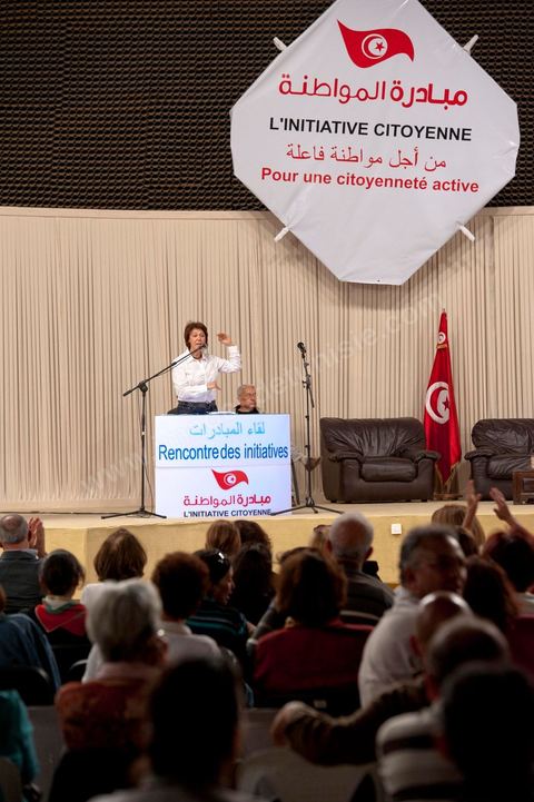 10 avril : au palais des Congrès ce dimanche a été l'occasion d'une grande rencontre débat des memebres d'associations de la société civile au nom de l'initiative citoyenne pour une citoyenneté active. Une grande pétition a été lancée pour une initiative citoyenne : " La révolution pour la dignité et la liberté a affirmé la volonté de notre peuple d’exercer pleinement sa souveraineté, par l’édification d’un régime républicain et démocratique, enrupture avec la dictature et la corruption, et mettant fin à la déliquescence des institutions.Considérant que l’aspiration de notre peuple est d’édifier une société civile consacrant la culture de la citoyenneté et de la liberté, nous pensons que la conception d’une nouvelle Constitution nécessite un consensus national, dont les principes doivent s’inspirer de l’héritage de notre civilisation, des valeurs de la modernité et des acquis de notre peuple".  