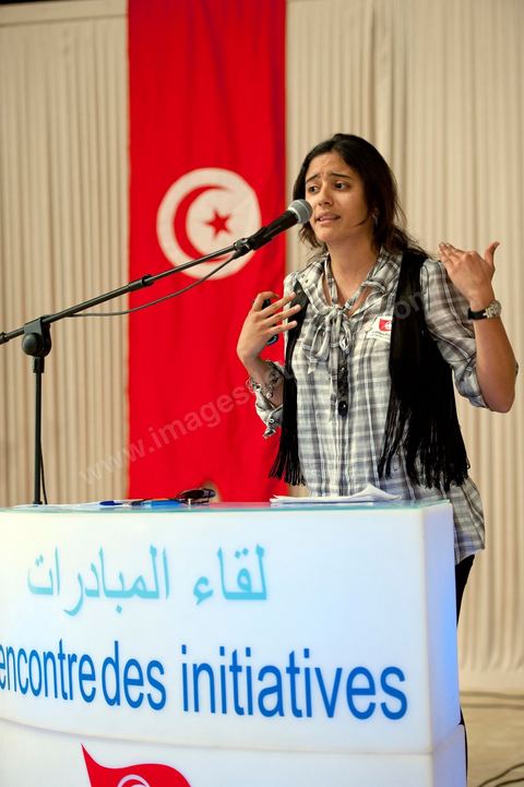 10 avril : Aya Khiari, jeune étudiante en droit de 22 ans et très active dans les associations pour la défense des droits de la femme, prend la parole au meeting pour soutenir et défendre l'établissement de la parité pour l'élection constituante du 24 juillet. Au palais des Congrès ce dimanche a été l'occasion d'une grande rencontre débat des memebres d'associations de la société civile au nom de l'initiative citoyenne pour une citoyenneté active. Une grande pétition a été lancée pour une initiative citoyenne : " La révolution pour la dignité et la liberté a affirmé la volonté de notre peuple d’exercer pleinement sa souveraineté, par l’édification d’un régime républicain et démocratique, enrupture avec la dictature et la corruption, et mettant fin à la déliquescence des institutions.Considérant que l’aspiration de notre peuple est d’édifier une société civile consacrant la culture de la citoyenneté et de la liberté, nous pensons que la conception d’une nouvelle Constitution nécessite un consensus national, dont les principes doivent s’inspirer de l’héritage de notre civilisation, des valeurs de la modernité et des acquis de notre peuple".  