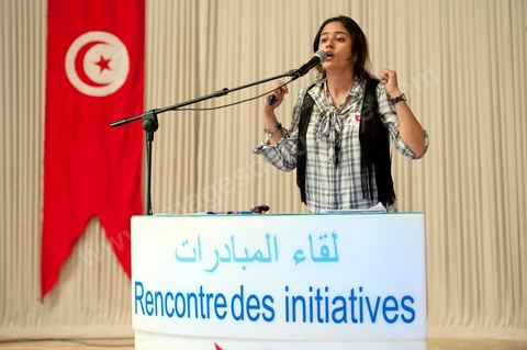 10 avril : Aya Khiari, jeune étudiante en droit de 22 ans et très active dans les associations pour la défense des droits de la femme, prend la parole au meeting pour soutenir et défendre l'établissement de la parité pour l'élection constituante du 24 juillet. Au palais des Congrès ce dimanche a été l'occasion d'une grande rencontre débat des memebres d'associations de la société civile au nom de l'initiative citoyenne pour une citoyenneté active. Une grande pétition a été lancée pour une initiative citoyenne : " La révolution pour la dignité et la liberté a affirmé la volonté de notre peuple d’exercer pleinement sa souveraineté, par l’édification d’un régime républicain et démocratique, enrupture avec la dictature et la corruption, et mettant fin à la déliquescence des institutions.Considérant que l’aspiration de notre peuple est d’édifier une société civile consacrant la culture de la citoyenneté et de la liberté, nous pensons que la conception d’une nouvelle Constitution nécessite un consensus national, dont les principes doivent s’inspirer de l’héritage de notre civilisation, des valeurs de la modernité et des acquis de notre peuple".  