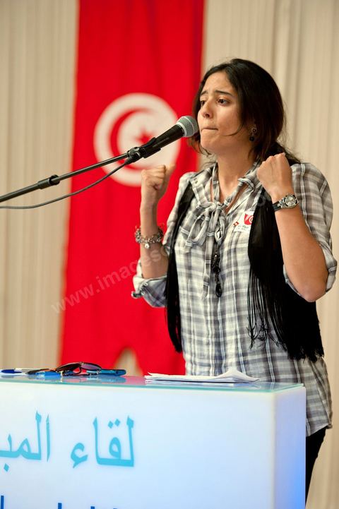 10 avril : Aya Khiari, jeune étudiante en droit de 22 ans et très active dans les associations pour la défense des droits de la femme, prend la parole au meeting pour soutenir et défendre l'établissement de la parité pour l'élection constituante du 24 juillet. Au palais des Congrès ce dimanche a été l'occasion d'une grande rencontre débat des memebres d'associations de la société civile au nom de l'initiative citoyenne pour une citoyenneté active. Une grande pétition a été lancée pour une initiative citoyenne : " La révolution pour la dignité et la liberté a affirmé la volonté de notre peuple d’exercer pleinement sa souveraineté, par l’édification d’un régime républicain et démocratique, enrupture avec la dictature et la corruption, et mettant fin à la déliquescence des institutions.Considérant que l’aspiration de notre peuple est d’édifier une société civile consacrant la culture de la citoyenneté et de la liberté, nous pensons que la conception d’une nouvelle Constitution nécessite un consensus national, dont les principes doivent s’inspirer de l’héritage de notre civilisation, des valeurs de la modernité et des acquis de notre peuple".  