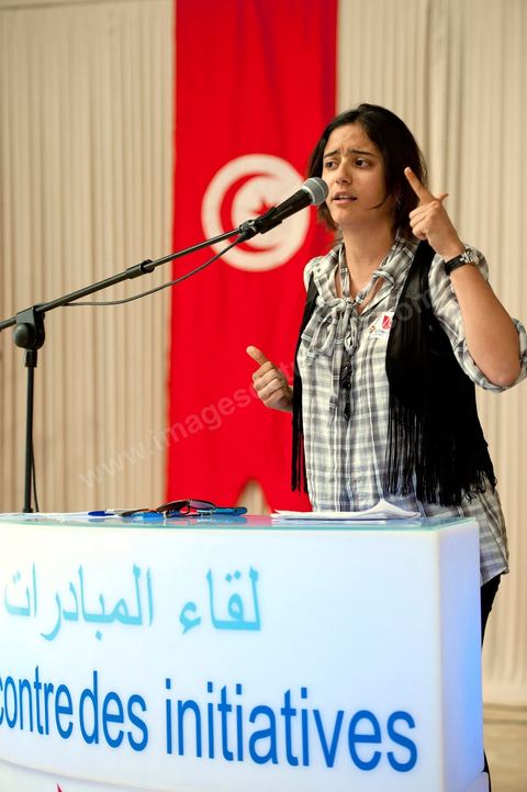 10 avril : Aya Khiari, jeune étudiante en droit de 22 ans et très active dans les associations pour la défense des droits de la femme, prend la parole au meeting pour soutenir et défendre l'établissement de la parité pour l'élection constituante du 24 juillet. Au palais des Congrès ce dimanche a été l'occasion d'une grande rencontre débat des memebres d'associations de la société civile au nom de l'initiative citoyenne pour une citoyenneté active. Une grande pétition a été lancée pour une initiative citoyenne : " La révolution pour la dignité et la liberté a affirmé la volonté de notre peuple d’exercer pleinement sa souveraineté, par l’édification d’un régime républicain et démocratique, enrupture avec la dictature et la corruption, et mettant fin à la déliquescence des institutions.Considérant que l’aspiration de notre peuple est d’édifier une société civile consacrant la culture de la citoyenneté et de la liberté, nous pensons que la conception d’une nouvelle Constitution nécessite un consensus national, dont les principes doivent s’inspirer de l’héritage de notre civilisation, des valeurs de la modernité et des acquis de notre peuple".  