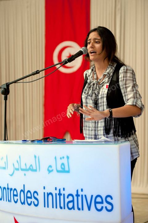 10 avril : Aya Khiari, jeune étudiante en droit de 22 ans et très active dans les associations pour la défense des droits de la femme, prend la parole au meeting pour soutenir et défendre l'établissement de la parité pour l'élection constituante du 24 juillet. Au palais des Congrès ce dimanche a été l'occasion d'une grande rencontre débat des memebres d'associations de la société civile au nom de l'initiative citoyenne pour une citoyenneté active. Une grande pétition a été lancée pour une initiative citoyenne : " La révolution pour la dignité et la liberté a affirmé la volonté de notre peuple d’exercer pleinement sa souveraineté, par l’édification d’un régime républicain et démocratique, enrupture avec la dictature et la corruption, et mettant fin à la déliquescence des institutions.Considérant que l’aspiration de notre peuple est d’édifier une société civile consacrant la culture de la citoyenneté et de la liberté, nous pensons que la conception d’une nouvelle Constitution nécessite un consensus national, dont les principes doivent s’inspirer de l’héritage de notre civilisation, des valeurs de la modernité et des acquis de notre peuple".  