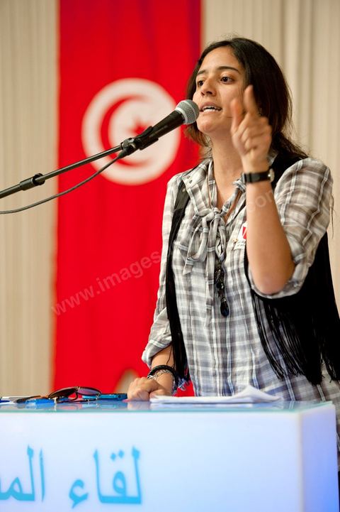 10 avril : Aya Khiari, jeune étudiante en droit de 22 ans et très active dans les associations pour la défense des droits de la femme, prend la parole au meeting pour soutenir et défendre l'établissement de la parité pour l'élection constituante du 24 juillet. Au palais des Congrès ce dimanche a été l'occasion d'une grande rencontre débat des memebres d'associations de la société civile au nom de l'initiative citoyenne pour une citoyenneté active. Une grande pétition a été lancée pour une initiative citoyenne : " La révolution pour la dignité et la liberté a affirmé la volonté de notre peuple d’exercer pleinement sa souveraineté, par l’édification d’un régime républicain et démocratique, enrupture avec la dictature et la corruption, et mettant fin à la déliquescence des institutions.Considérant que l’aspiration de notre peuple est d’édifier une société civile consacrant la culture de la citoyenneté et de la liberté, nous pensons que la conception d’une nouvelle Constitution nécessite un consensus national, dont les principes doivent s’inspirer de l’héritage de notre civilisation, des valeurs de la modernité et des acquis de notre peuple".  