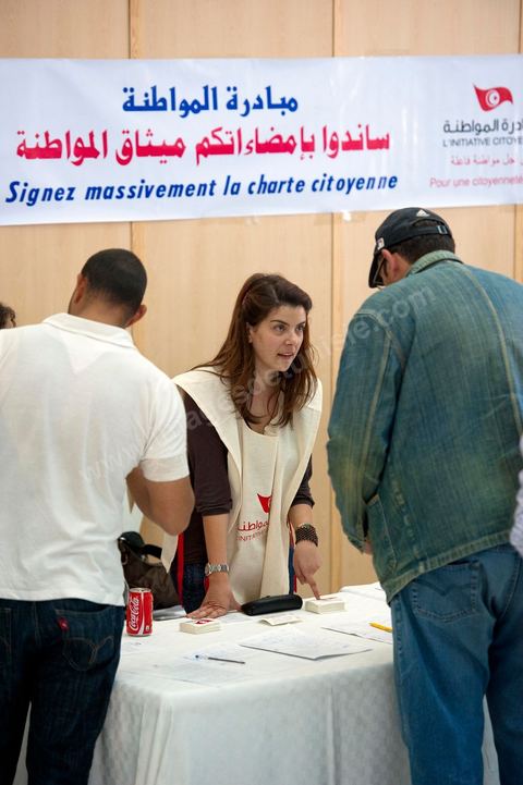 10 avril : Stand de la signature de la charte citoyenne. Au palais des Congrès ce dimanche a été l'occasion d'une grande rencontre débat des memebres d'associations de la société civile au nom de l'initiative citoyenne pour une citoyenneté active. Une grande pétition a été lancée pour une charte de l'initiative citoyenne : " La révolution pour la dignité et la liberté a affirmé la volonté de notre peuple d’exercer pleinement sa souveraineté, par l’édification d’un régime républicain et démocratique, enrupture avec la dictature et la corruption, et mettant fin à la déliquescence des institutions.Considérant que l’aspiration de notre peuple est d’édifier une société civile consacrant la culture de la citoyenneté et de la liberté, nous pensons que la conception d’une nouvelle Constitution nécessite un consensus national, dont les principes doivent s’inspirer de l’héritage de notre civilisation, des valeurs de la modernité et des acquis de notre peuple".  