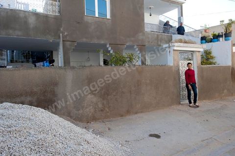 La nouvelle demeure de la famille BouaziziContrainte de quitter Sidi Bouzid, où la pression était devenue trop forte pour elle, la famille Bouazizi a trouvé refuge à 260 kilomètres de là, à Tunis. La mère de Mohamed Bouazizi, la figure emblématique du soulèvement populaire de Tunisie, ses sœurs et ses deux plus jeunes frères résident dans une maison aux carreaux de faïence bleue, trois pièces en rez-de-chaussée, dans le quartier populaire de Bousalsa à la Marsa dans la banlieue nord de Tunis. Leila, la sœur aînée, âgée de 24 ans, suit une formation professionnelle par alternance pour devenir contrôleuse qualité dans le textile ;  Semia, 19 ans, prépare son bac, Basma, 16 ans, Karim, 14 ans, et Zyed, 8 ans, poursuivent leur scolarité. Seul, le frère aîné, Salem, vit ailleurs, à Sfax. Montrée du doigt par une partie de la population de Sidi Bouzid, qui l’accuse d’avoir reçu de l’argent du gouvernement, la famille Bouazizi produit le contrat de location de sa nouvelle demeure qu’elle a prévu de louer 6 mois, jusqu’en août, au prix de 360 dinars (180 euros). Bientôt, promet la mère, elle retournera à Sidi Bouzid.