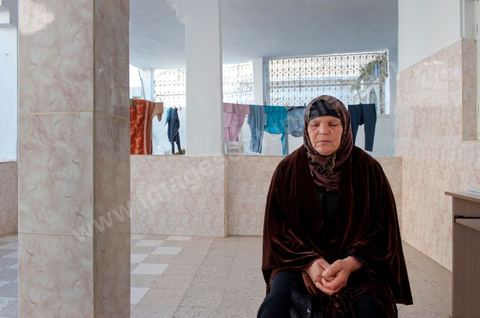 La nouvelle demeure de la famille BouaziziContrainte de quitter Sidi Bouzid, où la pression était devenue trop forte pour elle, la famille Bouazizi a trouvé refuge à 260 kilomètres de là, à Tunis. La mère de Mohamed Bouazizi, la figure emblématique du soulèvement populaire de Tunisie, ses sœurs et ses deux plus jeunes frères résident dans une maison aux carreaux de faïence bleue, trois pièces en rez-de-chaussée, dans le quartier populaire de Bousalsa à la Marsa dans la banlieue nord de Tunis. Leila, la sœur aînée, âgée de 24 ans, suit une formation professionnelle par alternance pour devenir contrôleuse qualité dans le textile ;  Semia, 19 ans, prépare son bac, Basma, 16 ans, Karim, 14 ans, et Zyed, 8 ans, poursuivent leur scolarité. Seul, le frère aîné, Salem, vit ailleurs, à Sfax. Montrée du doigt par une partie de la population de Sidi Bouzid, qui l’accuse d’avoir reçu de l’argent du gouvernement, la famille Bouazizi produit le contrat de location de sa nouvelle demeure qu’elle a prévu de louer 6 mois, jusqu’en août, au prix de 360 dinars (180 euros). Bientôt, promet la mère, elle retournera à Sidi Bouzid.