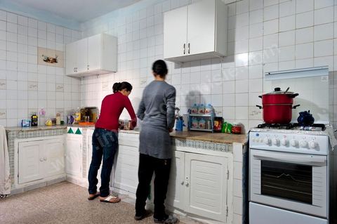 La nouvelle demeure de la famille BouaziziContrainte de quitter Sidi Bouzid, où la pression était devenue trop forte pour elle, la famille Bouazizi a trouvé refuge à 260 kilomètres de là, à Tunis. La mère de Mohamed Bouazizi, la figure emblématique du soulèvement populaire de Tunisie, ses sœurs et ses deux plus jeunes frères résident dans une maison aux carreaux de faïence bleue, trois pièces en rez-de-chaussée, dans le quartier populaire de Bousalsa à la Marsa dans la banlieue nord de Tunis. Leila, la sœur aînée, âgée de 24 ans, suit une formation professionnelle par alternance pour devenir contrôleuse qualité dans le textile ;  Semia, 19 ans, prépare son bac, Basma, 16 ans, Karim, 14 ans, et Zyed, 8 ans, poursuivent leur scolarité. Seul, le frère aîné, Salem, vit ailleurs, à Sfax. Montrée du doigt par une partie de la population de Sidi Bouzid, qui l’accuse d’avoir reçu de l’argent du gouvernement, la famille Bouazizi produit le contrat de location de sa nouvelle demeure qu’elle a prévu de louer 6 mois, jusqu’en août, au prix de 360 dinars (180 euros). Bientôt, promet la mère, elle retournera à Sidi Bouzid.
