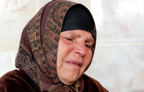 La nouvelle demeure de la famille BouaziziContrainte de quitter Sidi Bouzid, où la pression était devenue trop forte pour elle, la famille Bouazizi a trouvé refuge à 260 kilomètres de là, à Tunis. La mère de Mohamed Bouazizi, la figure emblématique du soulèvement populaire de Tunisie, ses sœurs et ses deux plus jeunes frères résident dans une maison aux carreaux de faïence bleue, trois pièces en rez-de-chaussée, dans le quartier populaire de Bousalsa à la Marsa dans la banlieue nord de Tunis. Leila, la sœur aînée, âgée de 24 ans, suit une formation professionnelle par alternance pour devenir contrôleuse qualité dans le textile ;  Semia, 19 ans, prépare son bac, Basma, 16 ans, Karim, 14 ans, et Zyed, 8 ans, poursuivent leur scolarité. Seul, le frère aîné, Salem, vit ailleurs, à Sfax. Montrée du doigt par une partie de la population de Sidi Bouzid, qui l’accuse d’avoir reçu de l’argent du gouvernement, la famille Bouazizi produit le contrat de location de sa nouvelle demeure qu’elle a prévu de louer 6 mois, jusqu’en août, au prix de 360 dinars (180 euros). Bientôt, promet la mère, elle retournera à Sidi Bouzid.