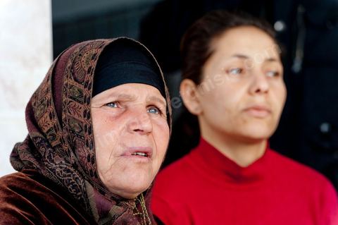 La nouvelle demeure de la famille BouaziziContrainte de quitter Sidi Bouzid, où la pression était devenue trop forte pour elle, la famille Bouazizi a trouvé refuge à 260 kilomètres de là, à Tunis. La mère de Mohamed Bouazizi, la figure emblématique du soulèvement populaire de Tunisie, ses sœurs et ses deux plus jeunes frères résident dans une maison aux carreaux de faïence bleue, trois pièces en rez-de-chaussée, dans le quartier populaire de Bousalsa à la Marsa dans la banlieue nord de Tunis. Leila, la sœur aînée, âgée de 24 ans, suit une formation professionnelle par alternance pour devenir contrôleuse qualité dans le textile ;  Semia, 19 ans, prépare son bac, Basma, 16 ans, Karim, 14 ans, et Zyed, 8 ans, poursuivent leur scolarité. Seul, le frère aîné, Salem, vit ailleurs, à Sfax. Montrée du doigt par une partie de la population de Sidi Bouzid, qui l’accuse d’avoir reçu de l’argent du gouvernement, la famille Bouazizi produit le contrat de location de sa nouvelle demeure qu’elle a prévu de louer 6 mois, jusqu’en août, au prix de 360 dinars (180 euros). Bientôt, promet la mère, elle retournera à Sidi Bouzid.