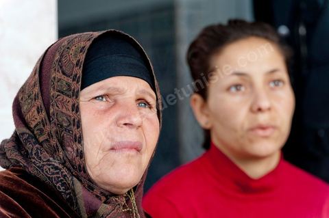 La nouvelle demeure de la famille BouaziziContrainte de quitter Sidi Bouzid, où la pression était devenue trop forte pour elle, la famille Bouazizi a trouvé refuge à 260 kilomètres de là, à Tunis. La mère de Mohamed Bouazizi, la figure emblématique du soulèvement populaire de Tunisie, ses sœurs et ses deux plus jeunes frères résident dans une maison aux carreaux de faïence bleue, trois pièces en rez-de-chaussée, dans le quartier populaire de Bousalsa à la Marsa dans la banlieue nord de Tunis. Leila, la sœur aînée, âgée de 24 ans, suit une formation professionnelle par alternance pour devenir contrôleuse qualité dans le textile ;  Semia, 19 ans, prépare son bac, Basma, 16 ans, Karim, 14 ans, et Zyed, 8 ans, poursuivent leur scolarité. Seul, le frère aîné, Salem, vit ailleurs, à Sfax. Montrée du doigt par une partie de la population de Sidi Bouzid, qui l’accuse d’avoir reçu de l’argent du gouvernement, la famille Bouazizi produit le contrat de location de sa nouvelle demeure qu’elle a prévu de louer 6 mois, jusqu’en août, au prix de 360 dinars (180 euros). Bientôt, promet la mère, elle retournera à Sidi Bouzid.