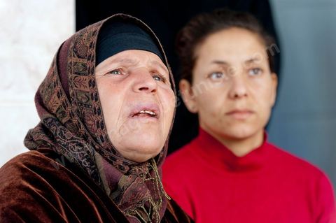 La nouvelle demeure de la famille BouaziziContrainte de quitter Sidi Bouzid, où la pression était devenue trop forte pour elle, la famille Bouazizi a trouvé refuge à 260 kilomètres de là, à Tunis. La mère de Mohamed Bouazizi, la figure emblématique du soulèvement populaire de Tunisie, ses sœurs et ses deux plus jeunes frères résident dans une maison aux carreaux de faïence bleue, trois pièces en rez-de-chaussée, dans le quartier populaire de Bousalsa à la Marsa dans la banlieue nord de Tunis. Leila, la sœur aînée, âgée de 24 ans, suit une formation professionnelle par alternance pour devenir contrôleuse qualité dans le textile ;  Semia, 19 ans, prépare son bac, Basma, 16 ans, Karim, 14 ans, et Zyed, 8 ans, poursuivent leur scolarité. Seul, le frère aîné, Salem, vit ailleurs, à Sfax. Montrée du doigt par une partie de la population de Sidi Bouzid, qui l’accuse d’avoir reçu de l’argent du gouvernement, la famille Bouazizi produit le contrat de location de sa nouvelle demeure qu’elle a prévu de louer 6 mois, jusqu’en août, au prix de 360 dinars (180 euros). Bientôt, promet la mère, elle retournera à Sidi Bouzid.
