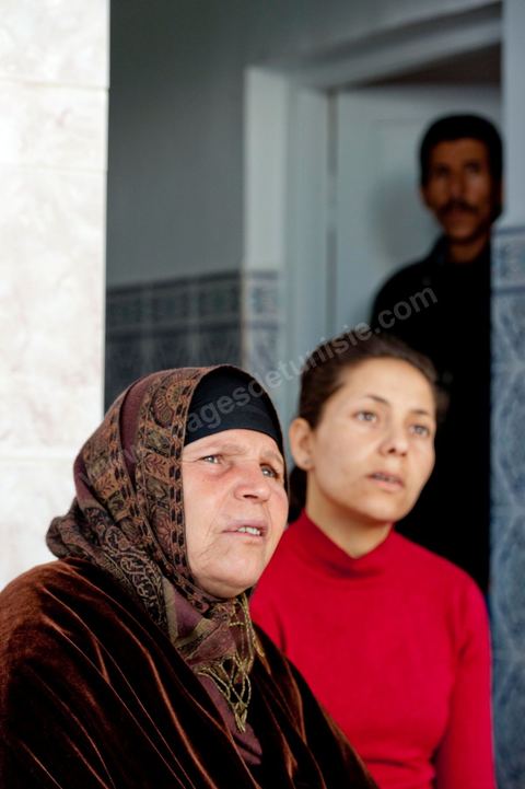 La nouvelle demeure de la famille BouaziziContrainte de quitter Sidi Bouzid, où la pression était devenue trop forte pour elle, la famille Bouazizi a trouvé refuge à 260 kilomètres de là, à Tunis. La mère de Mohamed Bouazizi, la figure emblématique du soulèvement populaire de Tunisie, ses sœurs et ses deux plus jeunes frères résident dans une maison aux carreaux de faïence bleue, trois pièces en rez-de-chaussée, dans le quartier populaire de Bousalsa à la Marsa dans la banlieue nord de Tunis. Leila, la sœur aînée, âgée de 24 ans, suit une formation professionnelle par alternance pour devenir contrôleuse qualité dans le textile ;  Semia, 19 ans, prépare son bac, Basma, 16 ans, Karim, 14 ans, et Zyed, 8 ans, poursuivent leur scolarité. Seul, le frère aîné, Salem, vit ailleurs, à Sfax. Montrée du doigt par une partie de la population de Sidi Bouzid, qui l’accuse d’avoir reçu de l’argent du gouvernement, la famille Bouazizi produit le contrat de location de sa nouvelle demeure qu’elle a prévu de louer 6 mois, jusqu’en août, au prix de 360 dinars (180 euros). Bientôt, promet la mère, elle retournera à Sidi Bouzid.